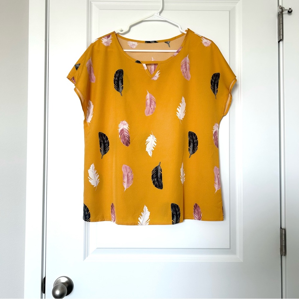 Keyhole Yellow Feather Pattern Short Sleeve Top